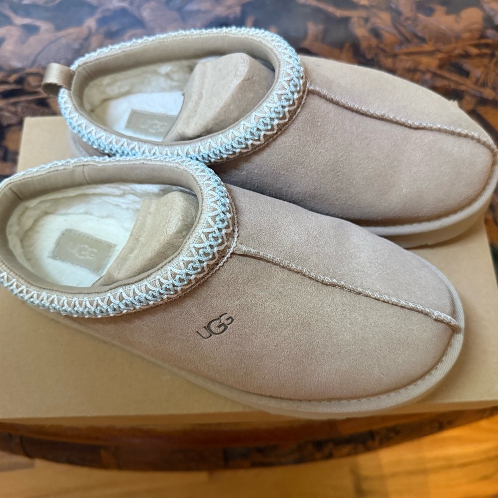 Women’s Ugg Tasman slip ons size 6 worn twice!